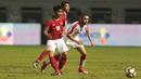 Gaya M.Arfan (kiri) memberikan umpan kepada rekannya saat diadang pemain Suriah U-23 pada laga persahabatan di Stadion Wibawa Mukti, Bekasi, Rabu (16/11/2017). Indonesia kalah 2-3. (Bola.com/NIcklas Hanoatubun)