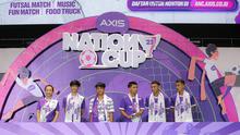 Head Youth Marketing Communication XI Axiata, Nahdiah Estu Prawesti (kiri) bersama para pemain penerima penghargaan setelah laga grand final Axis Nation Cup 2023 yang digelar di Istora Senayan, Jakarta, Minggu (15/10/2023) malam WIB. (Bola.com/Bagaskara Lazuardi)
