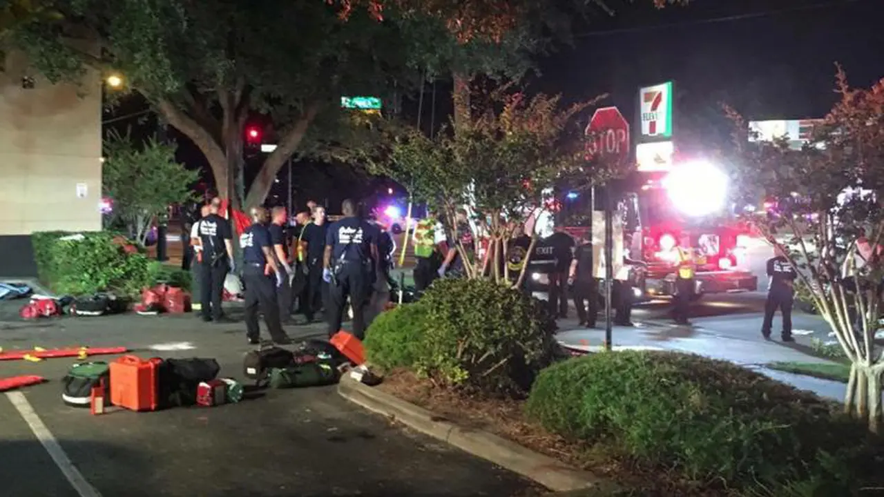 Suasana di sekitar lokasi penembakan klub malam Pulse di Orlando 