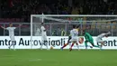 Kiper AC Milan Mike Maignan gagal menghentikan tembakan gelandang Lecce Lameck Banda (tidak terlihat) pada pertandingan sepak bola Serie A Liga Italia di Stadion Ettore Giardiniero, Lecce, Italia, Sabtu (11/11/2023). (Carlo Hermann/AFP)