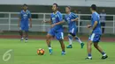 Pemain tengah Persib, Atep (kedua kiri) mengikuti latihan jelang laga perebutan tempat ketiga Piala Presiden 2017 di Stadion Pakansari, Kab Bogor, Jumat (10/3). Persib akan melawan Semen Padang, Sabtu (11/3). (Liputan6.com/Helmi Fithriansyah)