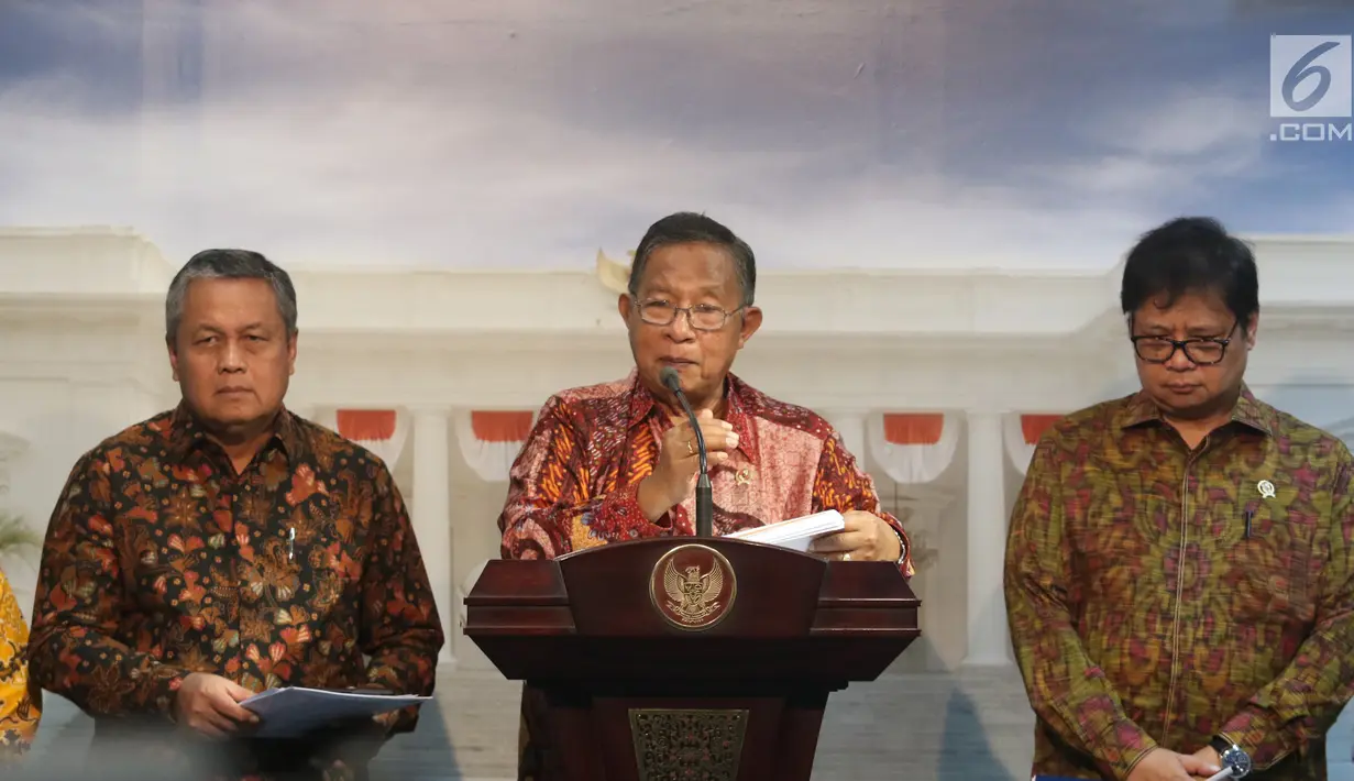 Menko Perekonomian Darmin Nasution (tengah) didampingi Menperin Airlangga Hartarto dan Gubernur BI Perry Warjiyo saat meluncurkan Paket Kebijakan Ekomomi XVI, Jakarta, Jumat (16/11). Paket kebijakan merangkum tiga pokok penting. (Liputan6.com/AnggaYuniar)