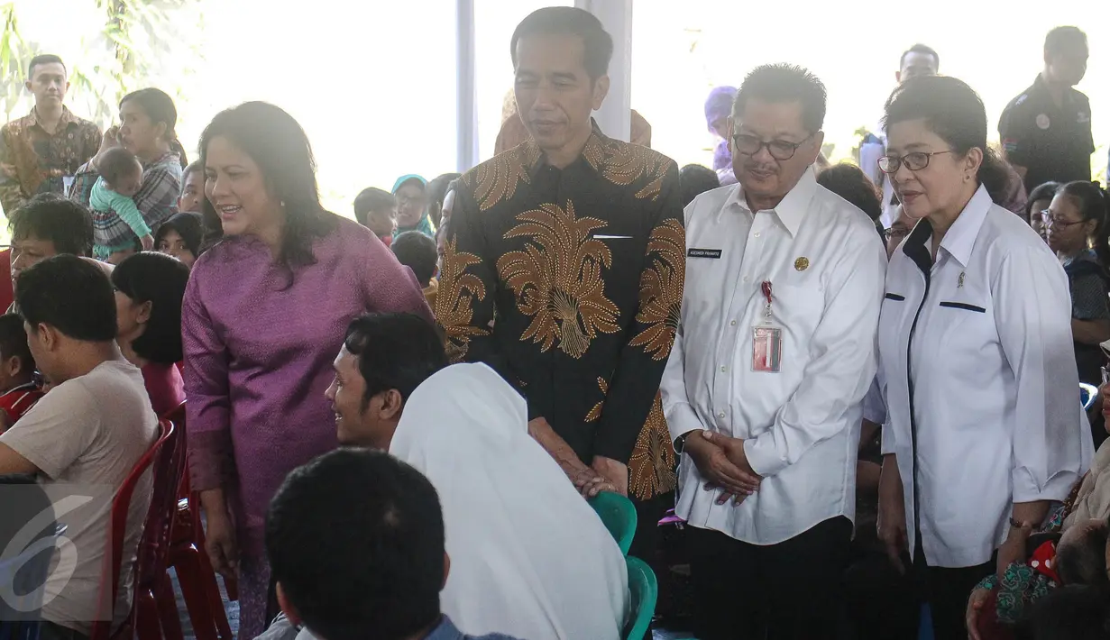 Presiden Jokowi bersama Ibu Negara, Iriana Widodo dan Menkes Nila F Moeloek menyambangi Puskesmas Ciracas, Jakarta, Senin (18/7). Jokowi memantau pemberian vaksin ulang terhadap anak-anak yang dulunya diberikan vaksin palsu. (Liputan6.com/Faizal Fanani)