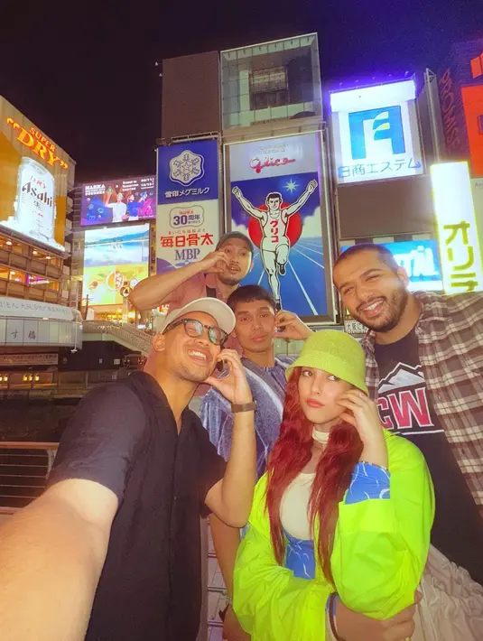 Tasya Farasya menikmati momen liburan di Jepang bersama suami tercinta, kedua anak, dan tim-nya. [Foto: IG/tasyafarasya].