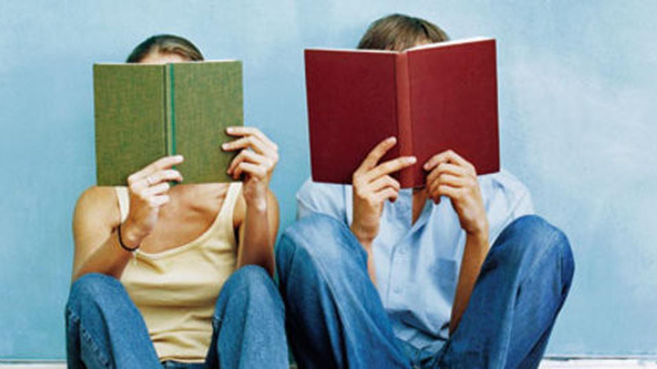 4 Alasan mengapa membaca buku lebih baik dibanding e-book