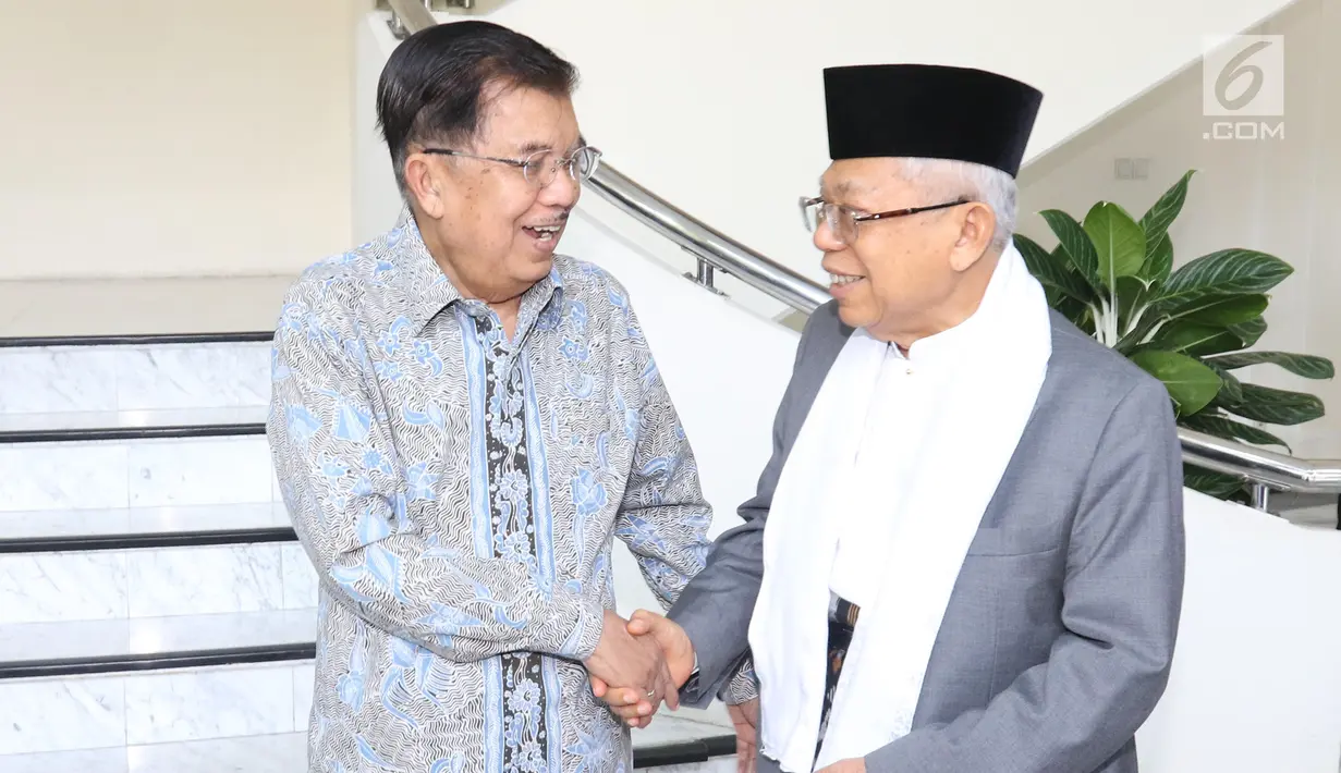 Wakil Presiden terpilih Ma'ruf Amin berjabat tangan dengan Wakil Presiden Jusuf Kalla usai bertemu di Kantor Wakil Presiden, Jakarta, Kamis (4/7/2019). Pertemuan JK dan Ma'ruf hari ini diketahui untuk bertukar informasi terkait tugas sebagai wakil presiden. (Liputan6.com/Angga Yuniar)