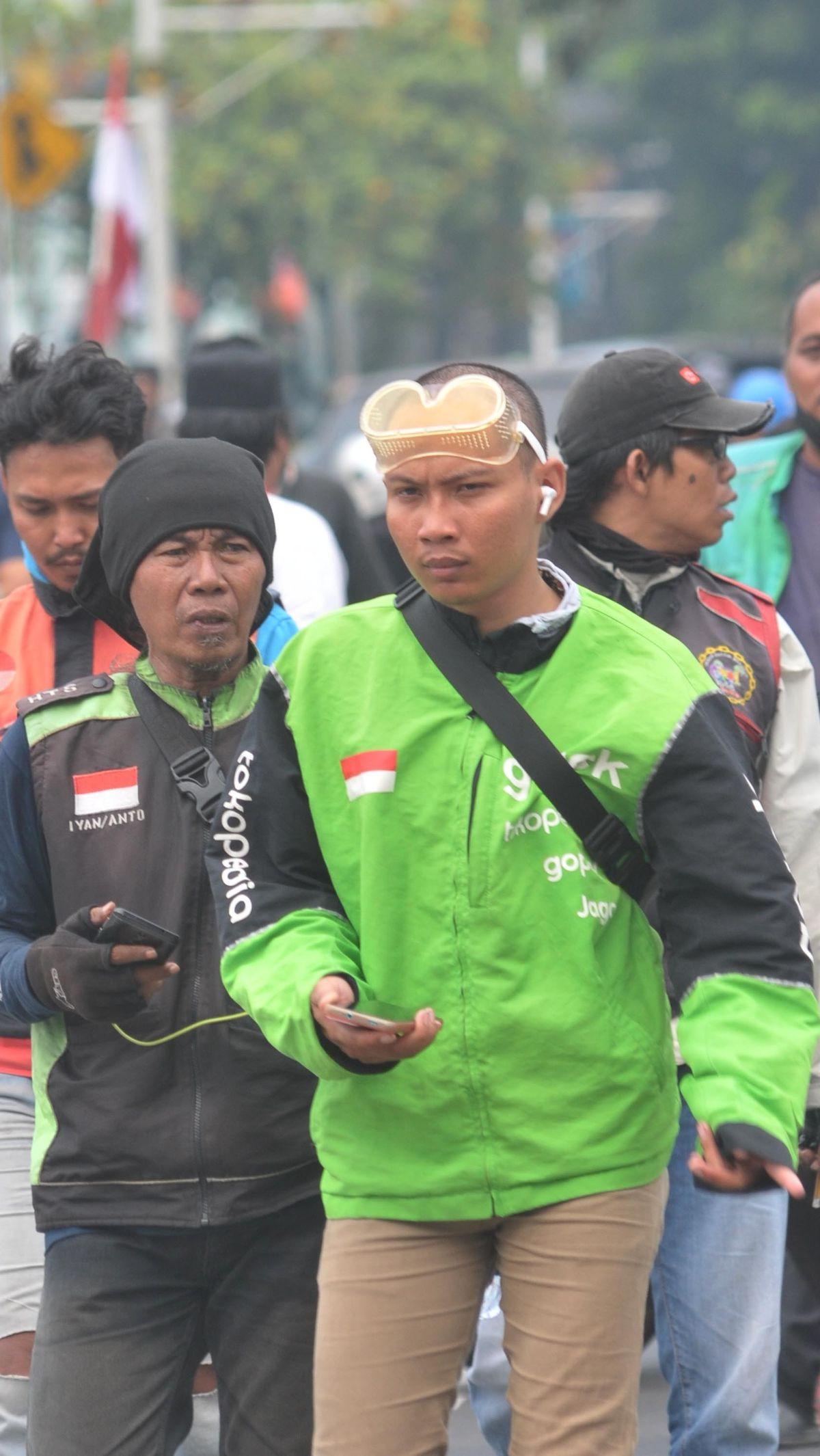 "<b><i>Barang beratnya 30 kilogram, seharusnya tidak bisa dibawa pakai motor. Tapi sama pihak aplikator malah diarahkan ke kita yang bawa motor</i></b>," ucapnya. Foto: merdeka.com / Imam Buhori