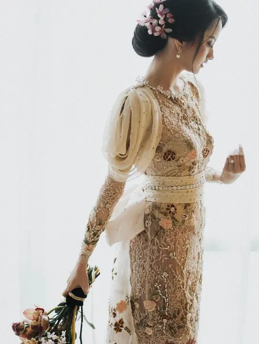 Kebaya ini dilengkapi belt besar di pinggang. Belt yang membentuk pita di belakang ini merupakan terinspirasi dari busana adat Jepang, yakni Kimono. Ini dikarenakan Jepang adalah tempat yang bersejarah bagi Belva dan Sabrina. (Instagram/suryaabduh).