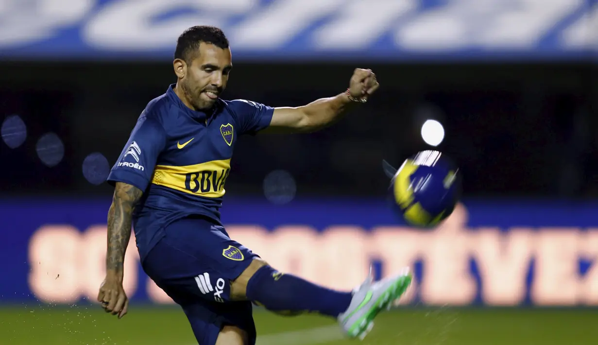 Striker Argentina Carlos Tevez menendang bola untuk fans Boca Juniors sebagai rekrutan baru di stadion Buenos Aires, Argentina (13/7/2015). Ribuan Fans memadati stadion untuk melihat sang Bintang kembali ke Argentina. (REUTERS/Marcos Brindicci)