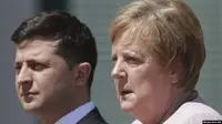 Presiden Ukraina, Volodymyr Zelensky (kiri) dan Kanselir Jerman, Angela Merkel di Berlin pada Selasa 11 Juni 2019 (Michael Sohn / AP PHOTO)