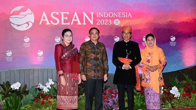 <p>Presiden Joko Widodo (Jokowi) dan Ibu Negara Iriana Jokowi menyambut Perdana Menteri Laos Sonexay Siphandone dan istri Vandala Siphandone saat gala dinner KTT ASEAN 2023 di Hutan Kota Gelora Bung Karno (GBK), Jakarta, Rabu (6/9/2023). (Dok. Muchlis Jr/Biro Pers Sekretariat Presiden)</p>
