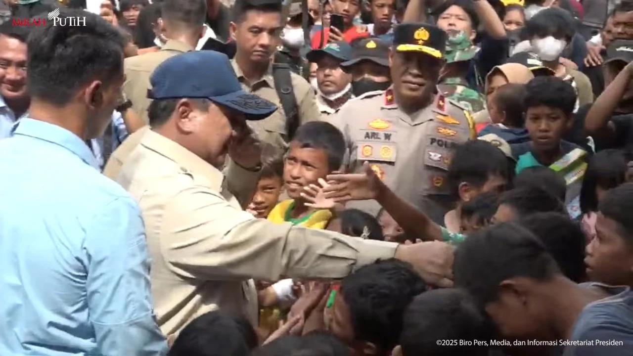 VIDEO: Momen Prabowo Lesehan Bareng Anak-Anak Korban Bencana, Paspampres Jadi Sorotan Sigap Bantu RI 1