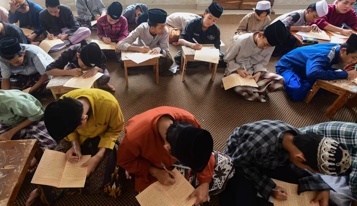Setelah program ini selesai, para santri dijadwalkan pulang ke kampung halaman untuk merayakan Idulfitri bersama keluarga. Tampak dalam foto, para santri saat mengikuti kegiatan belajar mengajar kajian kitab kuning Ayyuhal Walad di Pondok Pesantren (Ponpes) Sirajussa’ Adah di Limo, Depok, Jawa Barat, Kamis (26/2/2026). (merdeka.com/Arie Basuki)