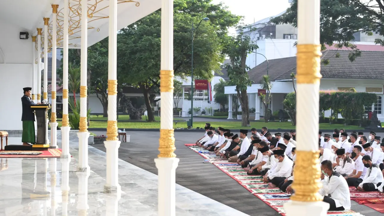 Kepala Kantor Wilayah Kementerian Agama Daerah Istimewa Yogyakarta, Masmin Afif, berkhotbah saat Salat Id bersama Presiden Joko Widodo di Kompleks Istana Kepresidenan Yogyakarta, Senin (2/5/2022).
