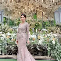 Nabila Syakieb tampil menawan mengenakan kebaya dress brokat dengan aksen train pendek dan front slit. Fabulous! [@@nsyakieb85.]