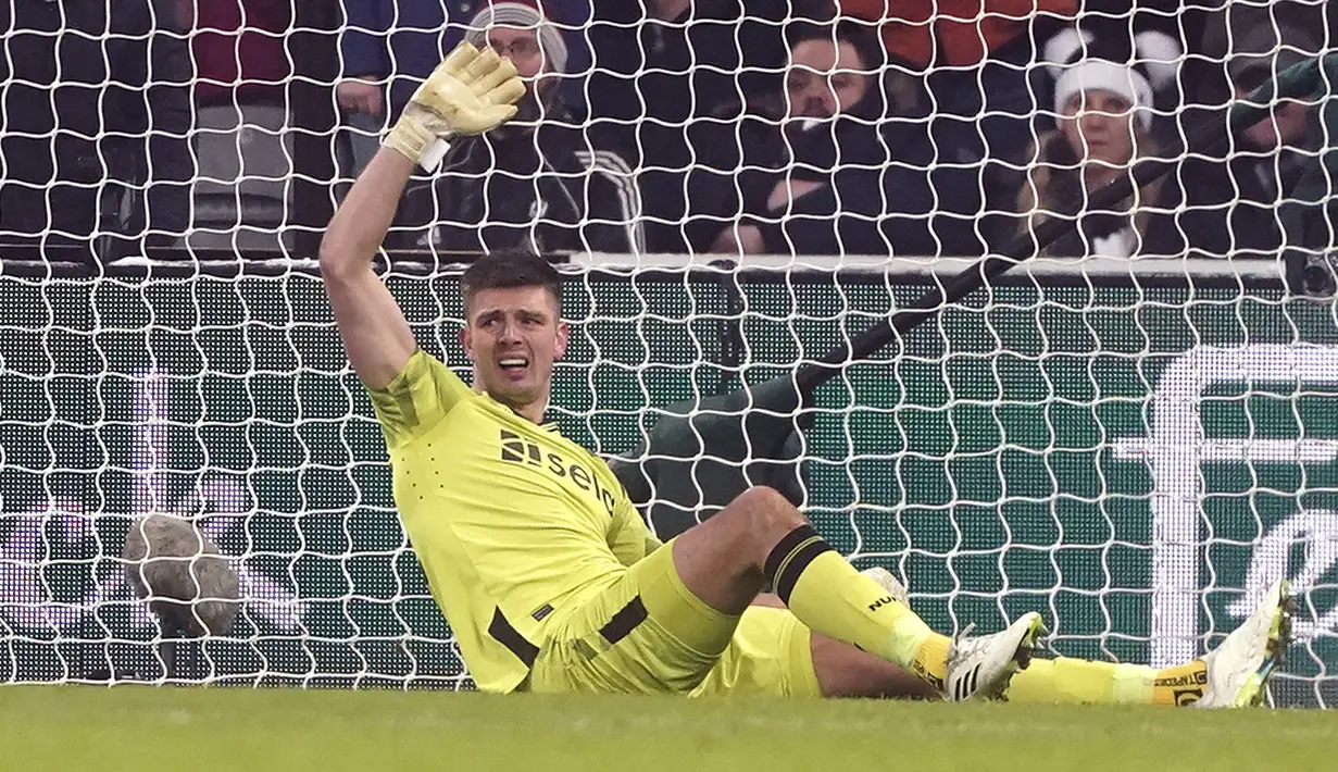 Kabar buruk menimpa Newcastle setelah sang kiper Nick Pope mengalami cedera saat timnya bertanding melawan Manchester United pada akhir pekan kemarin. (AP via PA/Owen Humphreys)