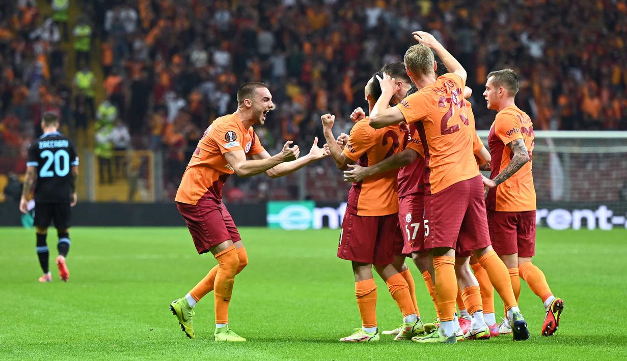 Galatasaray mencoba memperlebar jarak usai mendapatkan satu angka. Namun, tak ada lagi gol yang tercipta dari pertandingan tersebut. Galatasaray menang dengan skor 1-0 atas tamunya, Lazio. (AFP/Ozan Kose)