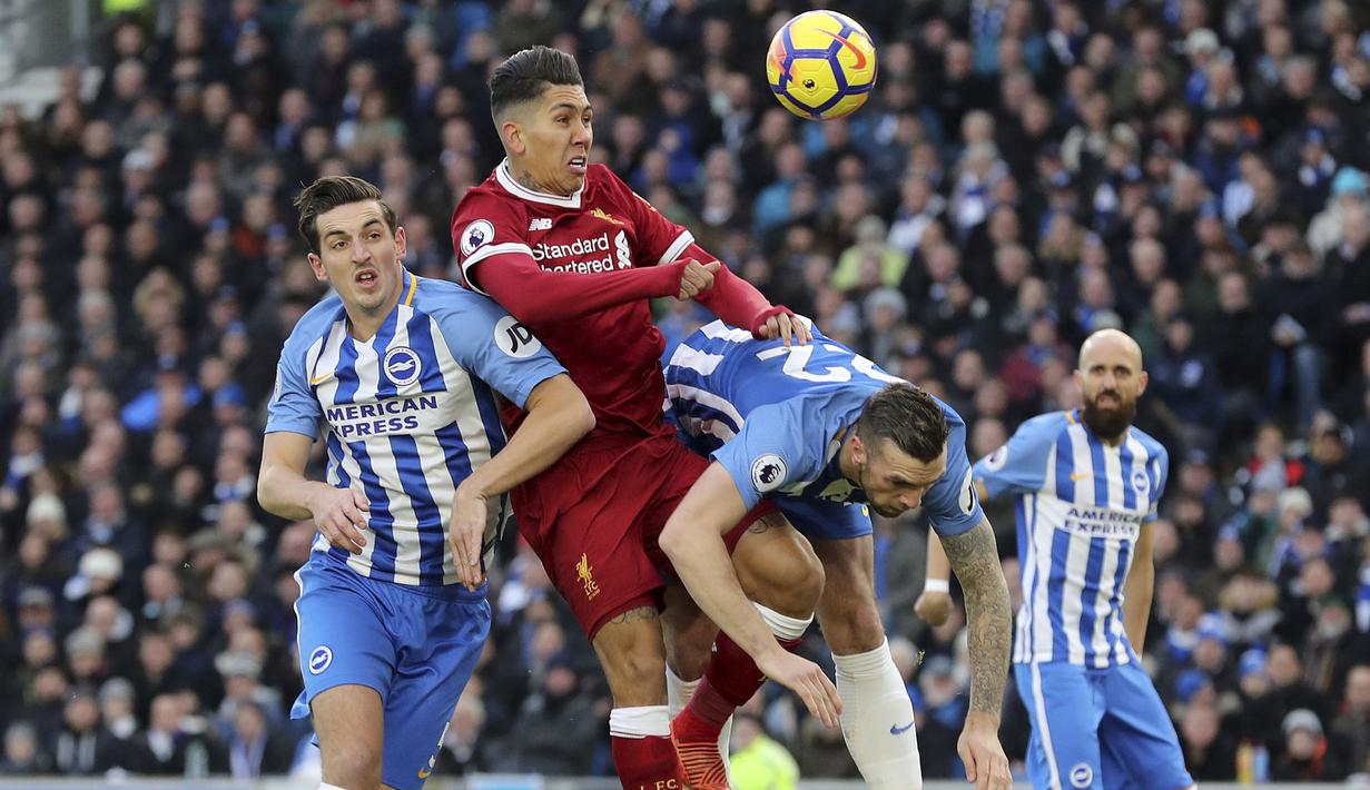 Duel Pemain Liverpool, Roberto Firmino (tengah) dengan dua pemain Brighton pada laga Premier League pekan ke-15 di di American Express Community Stadium, Brighton, (2/12/2017). Liverpool menang telak 5-1. (Gareth Fuller/PA via AP)