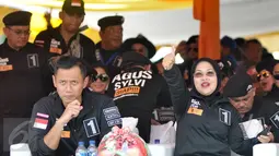Pasangan Cagub dan Cawagub DKI Jakarta Agus H Yudhoyono dan Sylviana Murni saat menghadiri acara Deklarasi Kampanye Damai di Silang Monas, Jakarta, Sabtu (29/10). (Liputan6.com/Yoppy Renato)