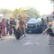 Aksi Ekstrem Panglima Kesultanan Banten Tarik Mobil Pakai Gigi di HUT RI