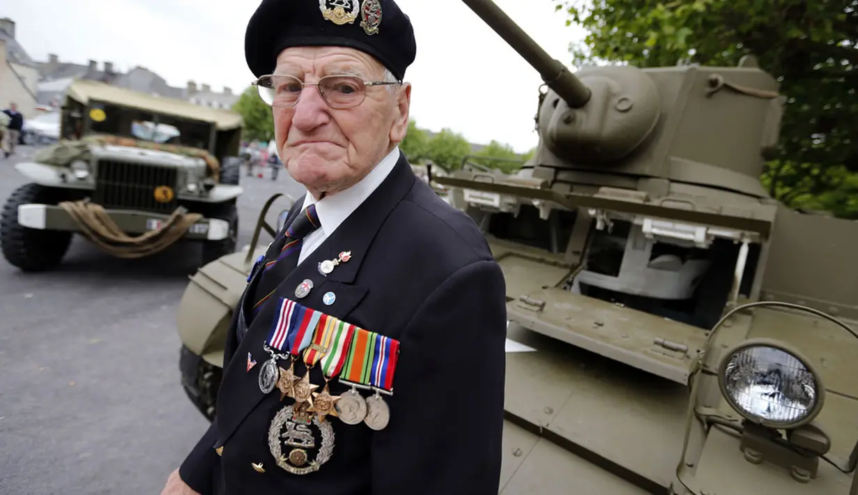 Salah satu veteran Perang Dunia II, berpose di pusat Sainte-Mere-Eglise, di pantai Normandia, Perancis, (2/6/2014). Para pemimpin dunia dijadwalkan hadir dalam upacara peringatan 70 tahun pendaratan D-Day. (REUTERS/Regis Duvignau)