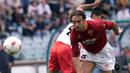 Gabriel Batistuta. Striker Argentina ini didatangkan AS Roma pada 2000/2001 setelah sebelumnya 9 musim berseragam Fiorentina. Ia ditebus dengan biaya 36,15 juta euro. Selama 2,5 musim memperkuat AS Roma, Batigol tampil dalam 87 laga dengan mencetak 33 gol. (Foto: AFP/Gabriel Bouys)