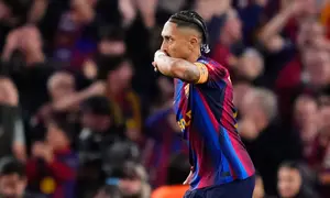 Pemain Barcelona Raphinha merayakan gol dalam laga El Clasico La Liga antara Barcelona vs Madrid di Barcelona, Spanyol, Minggu, 25 Oktober 2026. (AP Photo/Jose Breton)
