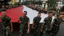 Anggota TNI POLRI  membawa bendera raksasa saat gelaran Festival Merah-Putih (FMP) 2018 di kawasan Air Mancur, Bogor,  Minggu (5/8). Bendera tersebut berukuran panjang 117 meter dan lebar 5 meter. (Merdeka.com/Arie Basuki)