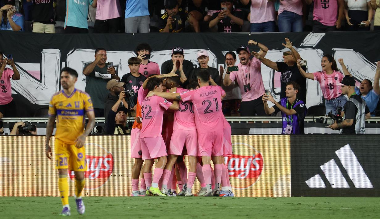 Luis Suarez yang kembali ditunjuk sebagai penendang penalti berhasil menyarangkan gol dan memastikan Inter Miami melaju ke babak semifinal Leagues Cup 2025 dengan skor 2-0. (AFP/Rich Storry)