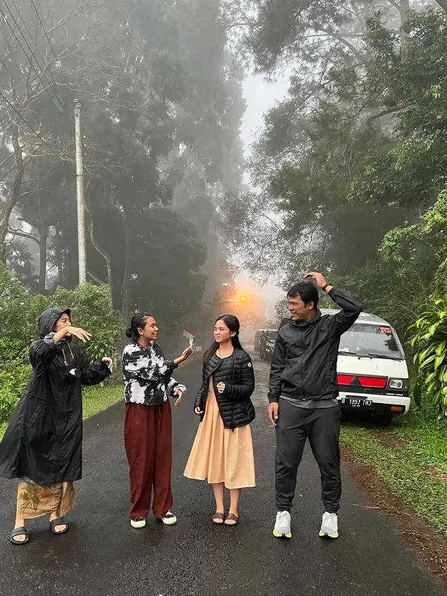 Tissa Biani Begadang Pakai Sarung