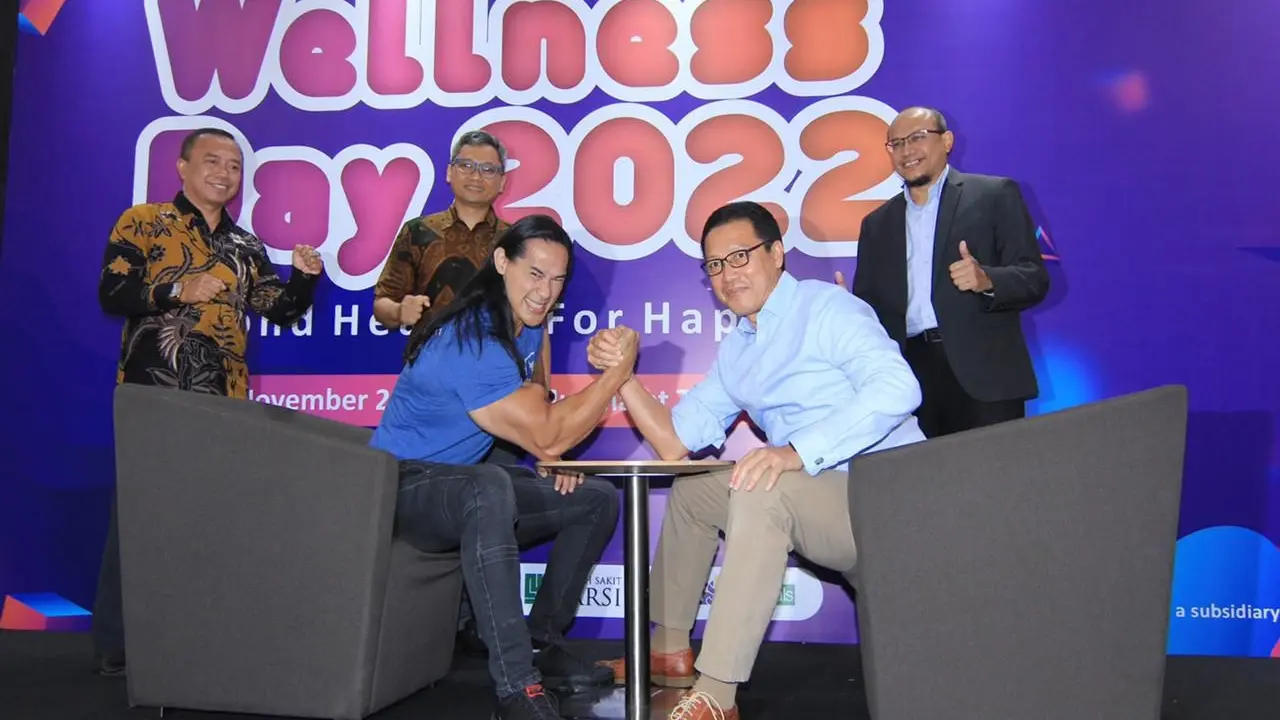 Direktur Utama PT Bank Muamalat Indonesia Tbk Achmad K. Permana (kanan depan) beradu panco dengan atlet binaraga dan influencer olahraga Ade Rai (kiri depan). (Dok Muamalat)