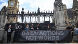 Dalam aksi yang dilakukan sepanjang hari, organisasi non-pemerintah Choose Love Europe membacakan nama-nama lebih dari 15.000 anak yang terbunuh di Gaza. (Justin TALLIS/AFP)