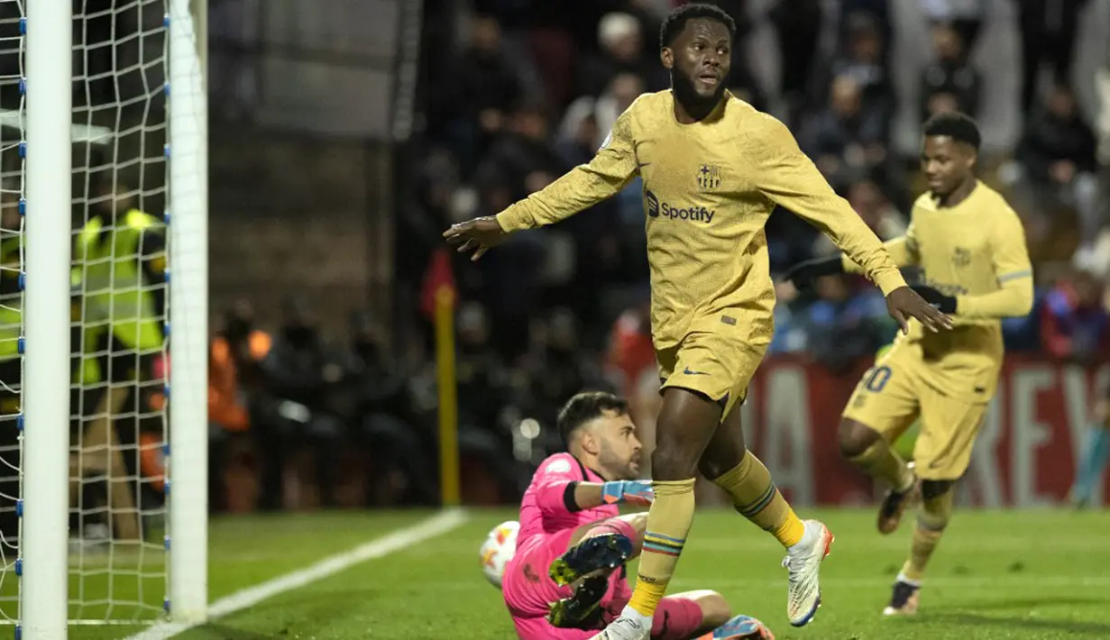 Pemain Barcelona Franck Kessie melakukan selebrasi usai mencetak gol ke gawang AD Ceuta pada pertandingan sepak bola babak 16 besar Copa del Rey di Stadion Alfonso Murube, Ceuta, Spanyol, 19 Januari 2023. Barcelona mengalahkan AD Ceuta dengan skor 5-0. (JORGE GUERRERO/AFP)