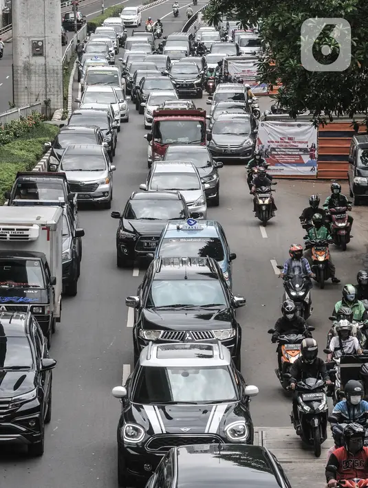 Kendaraan berjalan tersendat saat melintas di Jalan Kapten Tendean, Mampang Prapatan, Jakarta, Senin (5/4/2021). Kemacetan arus lalu lintas dari arah Jalan Kapten Tendean menuju kawasan Blok M itu disebabkan adanya proyek galian kabel Sarana Jaringan Utilitas Terpadu. (merdeka.com/Iqbal S Nugroho)