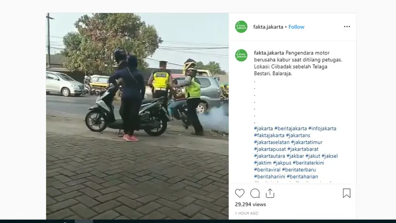 seorang polisi berlari dan menendang pengendara motor yang mencoba kabur