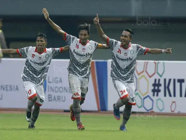 Para pemain Martapura FC merayakan gol yang dicetak Qischil Gandrum Minny ke gawang Martapura FC pada laga 8 besar Liga 2 Indonesia di Stadion Patriot, Bekasi, Kamis (9/11/2017). Persis kalah 0-1 dari Martapura FC. (Bola.com/M Iqbal Ichsan)