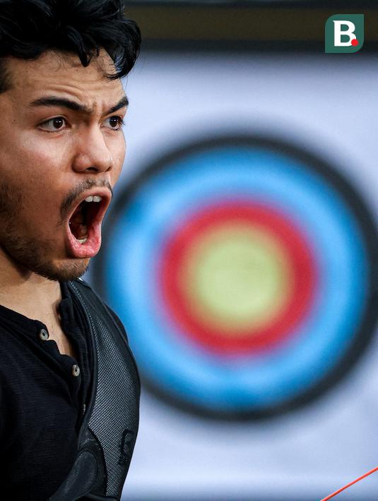 Selebritas Indonesia, Saaih Halilintar melakukan selebrasi setelah mencetak poin dalam cabor panahan Turnamen Olahraga Selebriti Indonesia (TOSI) Season 3 yang berlangsung di Arthayasa Stable, Depok, Jawa Barat, Jumat (01/11/2024). (Bola.com/Bagaskara Lazuardi)