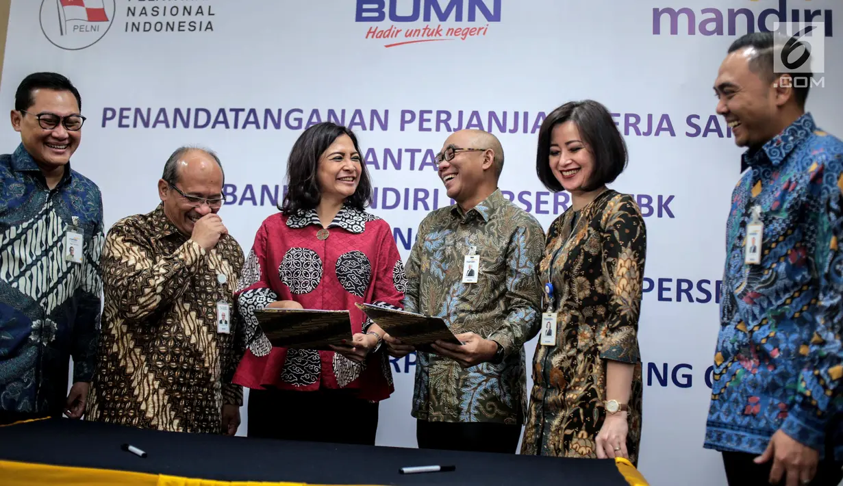 Direktur Keuangan PT Pelni Tri Andayani (tiga kiri) dan SVP Government Institutional Bank Mandiri Dadang Ramadhan (tiga kanan) berbincang usai penandatanganan perjanjian kerja sama, Jakarta, Rabu (24/7/2019). Pelni dan Bank Mandiri kerja sama penggunaan layanan cash card. (Liputan6.com/FaizalFanani)