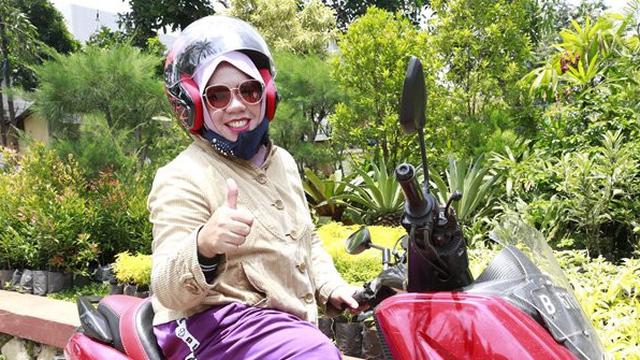 Rohimah datang ke Pengadilan Agama dengan mengendarai motor seorang diri (Akrom Sukarya/Kapanlagi.com)