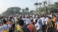 Warga Pontianak melangsungkan salat id di Taman Alun Kapuas, dikepung oleh kabut asap akibat kebakaran hutan dan lahan. (foto: Liputan6.com/suarakalbar.co.id)