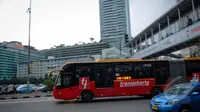  Bus TransJakarta saat melintas di kawasan Bundaran HI, Jakarta, Senin (9/3/2015). PT Transjakarta menghentikan operasional 30 bus merek Zhongtong pasca insiden terbakarnya bus buatan Tiongkok itu pada Minggu (8/3) kemarin. (Liputan6.com/Faizal Fanani)
