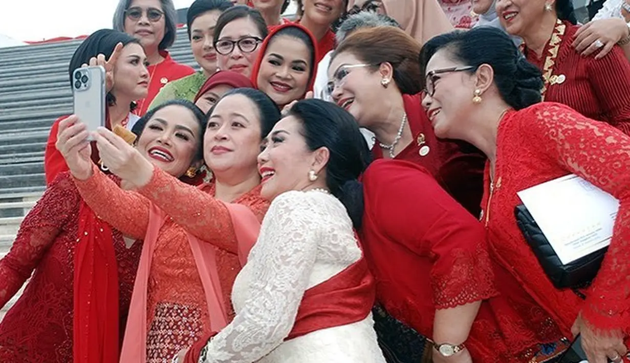<p>Unggahan foto Krisdayanti bersama Puan Maharani dan kawan-kawan direspons hangat warganet. &ldquo;Powerfull kebaya,&rdquo; akun @citra**** mencuap di kolom komentar. &ldquo;Cantiknya mbak puan sama mimi, semua Glamor,&rdquo; @restu**** menyahut. &ldquo;Gemmi yg paling cetar membahana...selalu berprestasi ga suka drama,&rdquo; akun @sahrul**** menimpali. (Foto: Dok. Instagram @krisdayantilemos)</p>