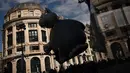 Balon raksasa berbentuk karakter tokoh komik mengudara di atas penonton parade Comic Strip Festival di Brussels, Belgia, 15 September 2018. Tokoh komik terkenal dan karakter tokoh Belgia ditampilkan sepanjang jalan. (AP Photo/Francisco Seco)
