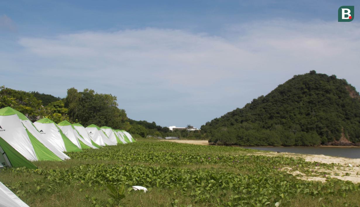 Namun sayang menginap di tenda ini kurang diminati karena hingga H-2 masih banyak yang kosong. Tenda camping ground yang telah dipesan baru 280 unit. (Bola.com/Yusuf Satria)