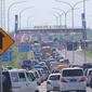 Ribuan kendaraan terjebak kemacetan di pintu tol Brebes Timur, Jawa Tengah, Minggu (3/7). Hingga pukul 13.00 WIB, antrean kendaraan di Jalur teraebut telah mencapai 20 kilometer. (Liputan6.com/Angga Yuniar)