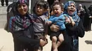 Dua orang Ibu beserta anaknya menangis saat mengetahui anggota keluarganya meninggal akibat serangan udara Israel(14/07/2014) (AFP PHOTO/SAID KHATIB)