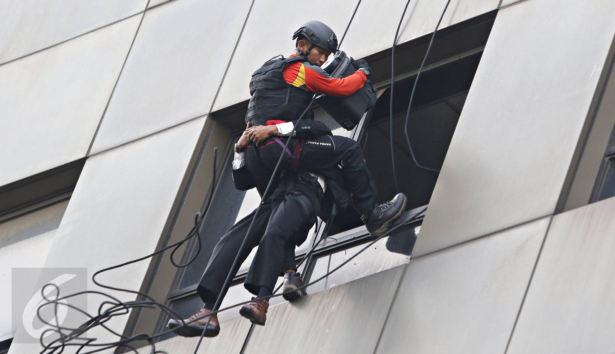 Pasukan Datasemen Jalamangkara (Denjaka) TNI AL melakukan latihan pembebasan sandera di Gedung Pelni, Jakarta, Minggu (20/12). Latihan untuk membangun sinergitas kemampuan intelijen dengan Denjaka untuk operasi intelijen. (Liputan6.com/Immanuel Antonius)