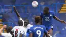 Bek Chelsea, Kurt Zouma, berusaha menyundul bola ke gawang Crystal Palace pada laga lanjutan Liga Inggris di Stamford Bridge, Sabtu (3/20/2020) malam WIB. Chelsea menang 4-0 atas Crystal Palace. (AFP/Mike Hewitt/pool)