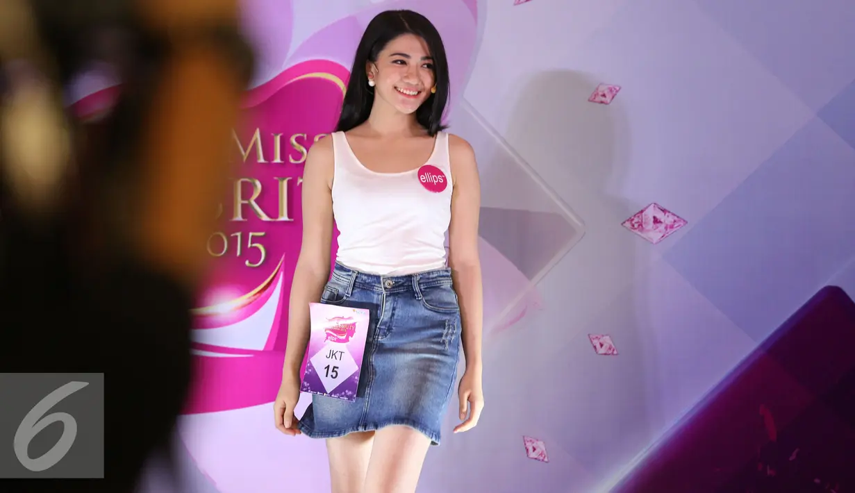 Salah satu peserta berpose saat menunggu giliran pada ajang Miss Celebrity, Kota Kasablanka, Jakarta, Minggu (11/10/2015). Artis muda Aliando Syarief kabarnya akan menjadi bintang tamu dalam acara ini. (Liputan6.com/ Faizal Fanani)
