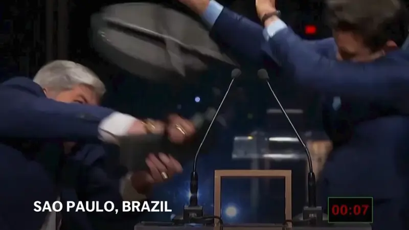 Kandidat wali kota Sao Paulo Brasil Jose Luiz Datena yang juga merupakan mantan presenter TV meledak emosinya ketika salah satu lawannya Pablo Marcal mengeluarkan kalimat yang memancing amarah (AP Capture).